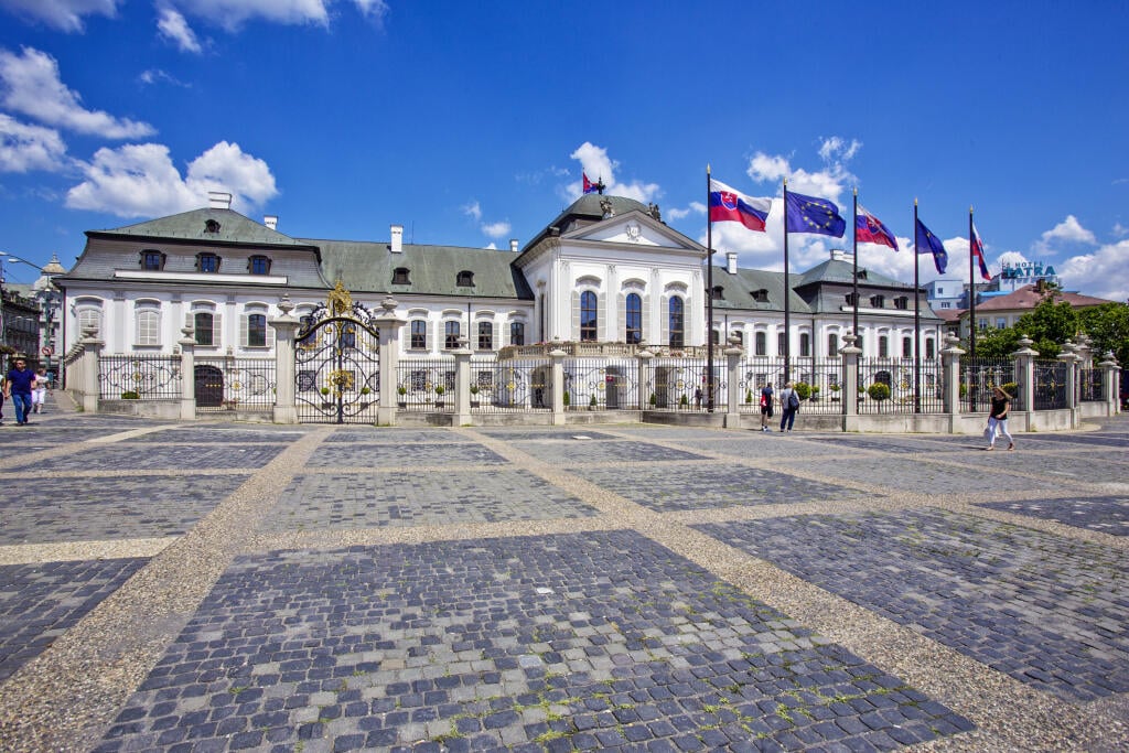 Prezidentský palác známy aj pod menom Grasalkovičov palác, keďže ho v roku 1760 postavil gróf Anton Grasalkovič, neskorší predseda Uhorskej kráľovskej komory.