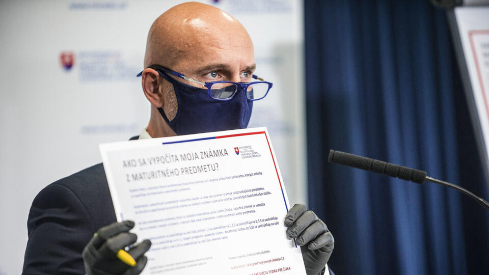 „Ak žiak s priemerom súhlasí, v tom momente v podstate zmaturoval,“ vyhlásil minister školstva Branislav Gröhling na tlačovej besede o podmienkach maturít v koronakríze.