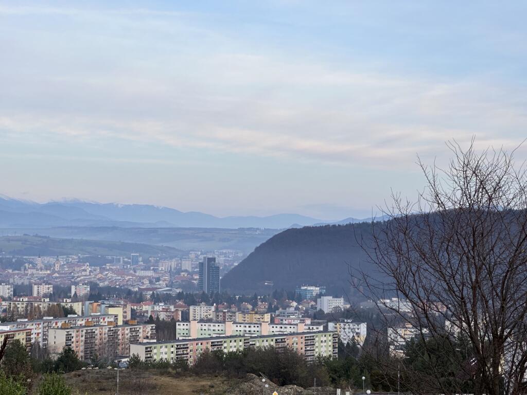 Kráska má z domu takýto výhľad na mesto a Nízke Tatry.