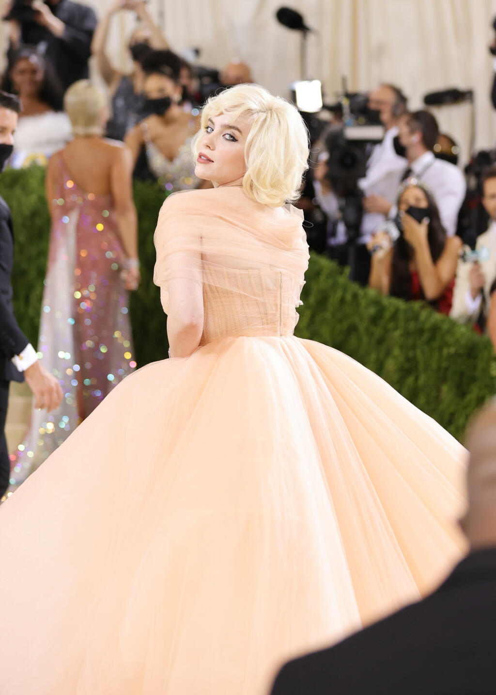 Billie Eilish v kreácii Oscar de la Renta