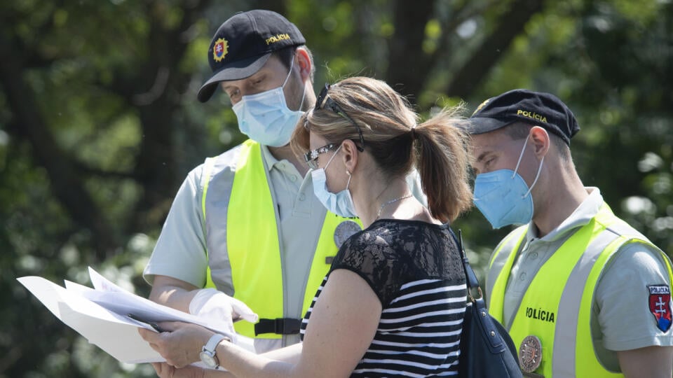 Premiér spresnil, že kontrolu zabezpečia prostredníctvom formulára, v ktorom policajti pri prechode hraníc zaznačia čas odchodu mimo Slovensko a skontrolujú čas príchodu.