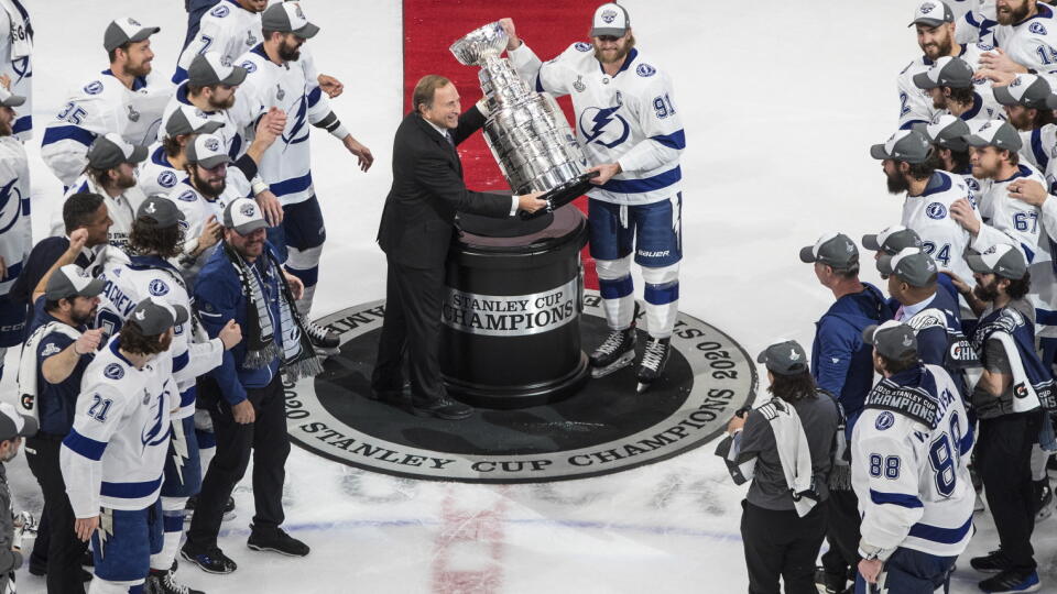 WA 1 Edmonton - Kapitán Tampy Steven Stamkos preberá od komisára NHL Garyho Bettmana Stanleyho pohár po výhre 2:0 v šiestom zápase finále play off NHL proti Dallasu Stars v Edmontone 28. septembra 2020. V drese Lightning oslavuje aj Erik Černák, 23-ročný obranca sa stal desiatym Slovákom, ktorý zdvihol nad hlavu slávny pohár.Tampa vybojovala druhú majstrovskú trofej v histórii, premiérovo ju dobyla v roku 2004, keď sa z jej zisku tešil aj slovenský útočník Martin Cibák. Dallas si bude musieť na 