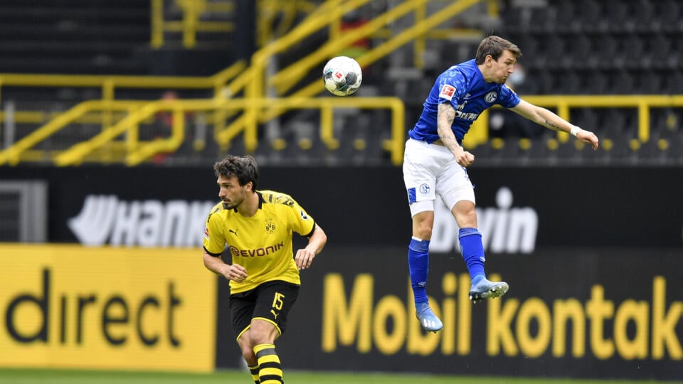 JB 26 Dortmund - Hráč Schalke Benito Raman (vpravo) skáče v súboji s Matsom Hummelsom z Dortmundu počas futbalového zápasu nemeckej Bundesligy Borussia Dortmund - Schalke 04 v Dortmunde 16. mája 2020. Nemecká bundesliga bude za prísnych hygienických a bezpečnostných opatrení pre pandémiu nového koronavírusu pokračovať od soboty 16. mája, zvyšok sezóny sa dohrá bez divákov. FOTO TASR/AP

Schalke's Benito Raman, right, jumps for the ball with Dortmund's Mats Hummels during the German Bundesliga so