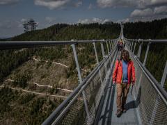 Najdlhší visutý most na svete otvorili neďaleko Slovenska. TAKÉTO nehorázne peniaze lávka stála