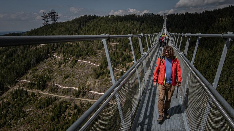 V Česku majú novú atrakciu, most Sky Bridge je s dĺžkou 721 metrov najdlhším visutým mostom na svete.