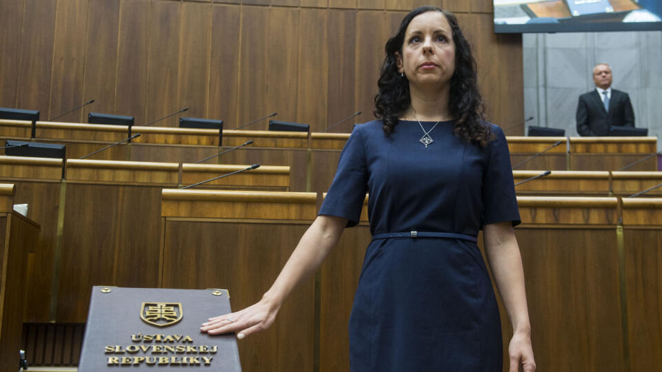 Na snímke Tina Gažovičová (Progresívne Slovensko) skladá poslanecký sľub počas ustanovujúcej schôdze Národnej rady Slovenskej republiky (NR SR) IX. volebného obdobia 24. októbra 202š v Bratislave. FOTO TASR - Jakub Kotian
