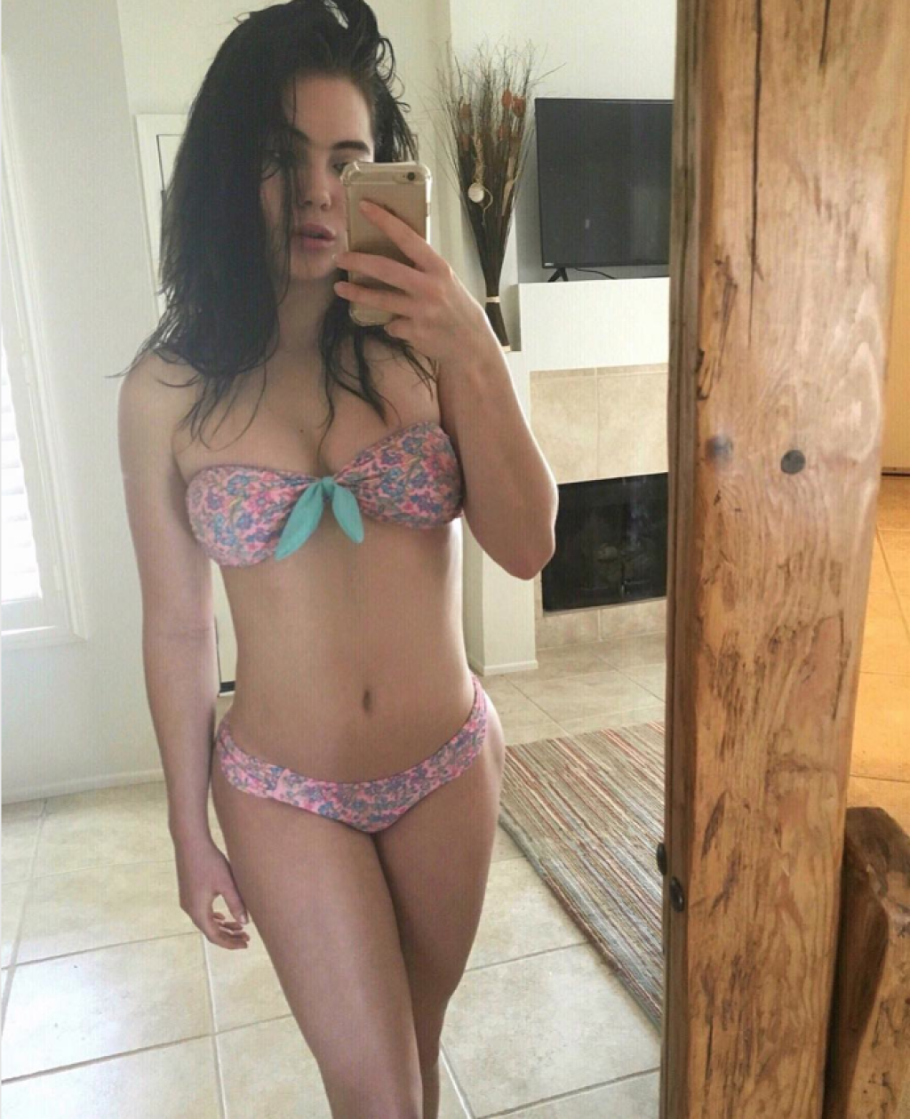 McKayla Maroney Pri tejto Američanke šlo o poriadny škandál. Moderná gymnastka mala v čase, keď unikli jej nahé fotky na internet, ešte len 17 rokov. Dostali sa priamo na jej účet na Twitteri, takže sa objavili špekulácie, či si ich tam členka zlatého olympijského tímu z Londýna 2012 nezavesila omylom sama.