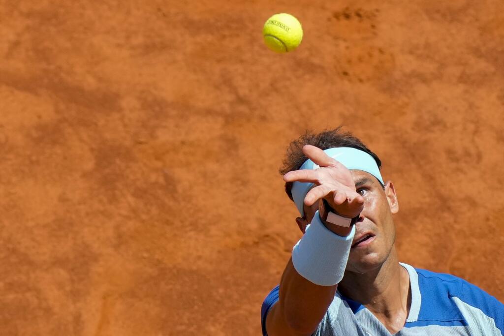 PK 4 Rím - Španielsky tenista Rafael Nadal podáva počas zápasu 2. kola mužskej dvojhry proti Američanovi Johnovi Isnerovi na antukovom turnaji ATP Masters 1000 v Ríme v stredu 11. mája 2022. FOTO TASR/AP
Rafael Nadal serves the ball to John Isner during their match at the Italian Open tennis tournament, in Rome, Wednesday, May 11, 2022. (AP Photo/Andrew Medichini)