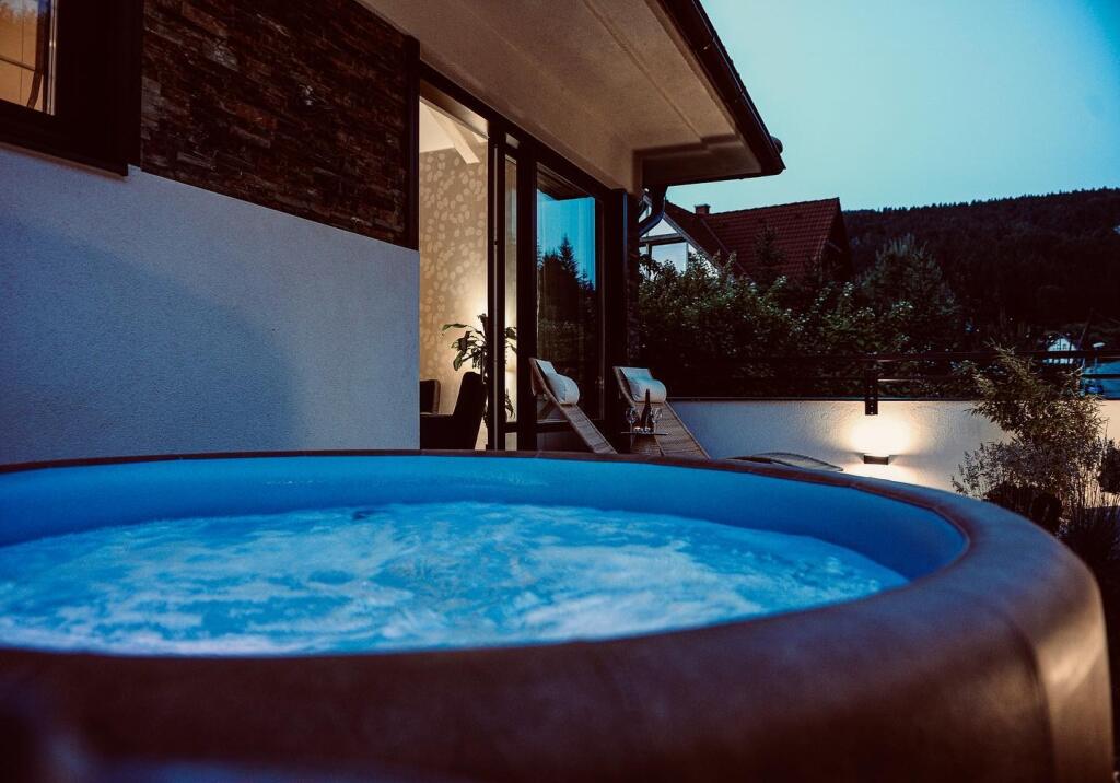 V nádhernom prostredí pod lesom sa môžete nechať rozmaznávať vo vyhrievanej jacuzzi, alebo si len tak užívať masáž tela vodnými tryskami.