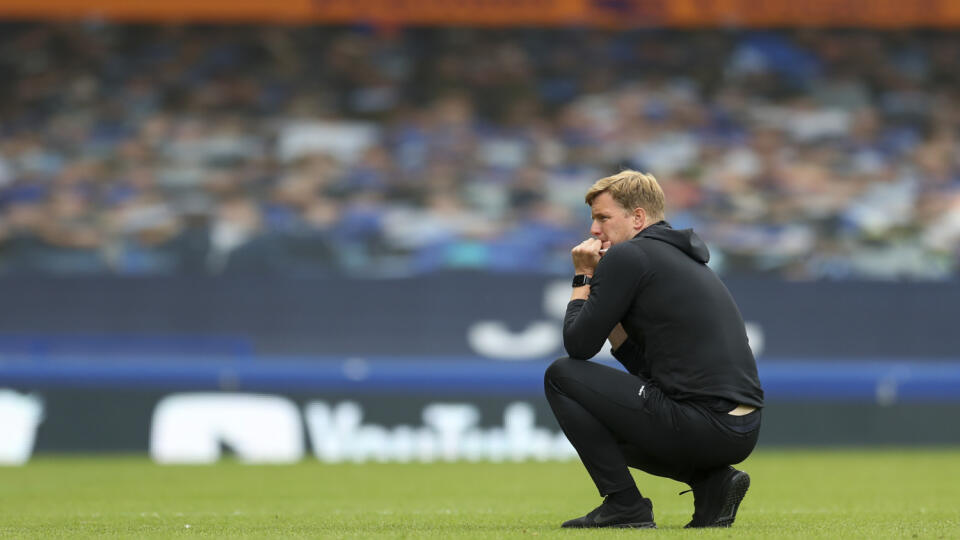 Na archívnej snímke z 26. júla 2020 tréner anglického futbalového klubu AFC Bournemouth Eddie Howe počas zápasu anglickej Premier League proti Evertonu v Liverpoole. Howe a Bournemouth sa dohodli na ukončení spolupráce. Štyridsaťdvaročný kouč odchádza po tom, ako sa mu nepodarilo udržať tím v Premier League. V Bournemouthe pôsobil dvakrát v rokoch 2008-2011 a od roku 2012.