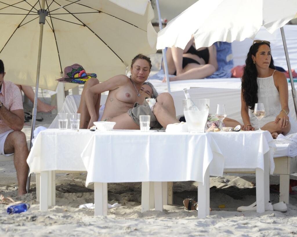 Lilly Beckernemá problém predviesť svoje prsia aj pred paparazzmi. Takto si užívala Ibizu cez víkend.