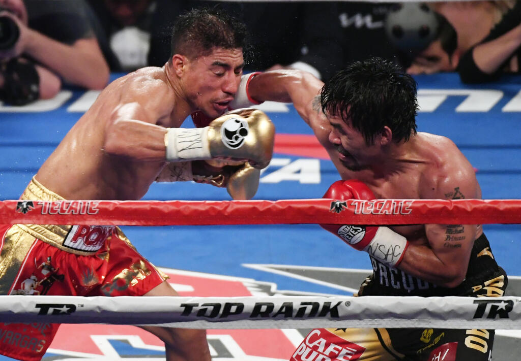 Manny Pacquiao (vpravo) triafa Jessieho Vargasa