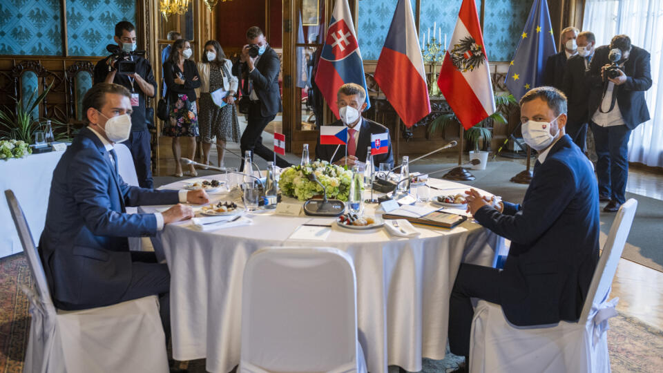 Na snímke zľava rakúsky kancelár Sebastian Kurz, predseda vlády ČR Andrej Babiš a predseda vlády SR Eduard Heger počas stretnutia predsedov vlád Slovenska, Českej republiky a Rakúska v tzv. Slavkovskom formáte (S3) v meste Lednice 7. septembra 2021. FOTO TASR - Jaroslav Novák