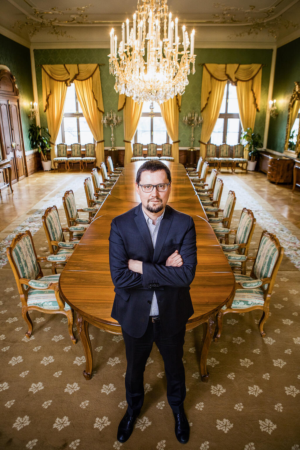 Rado Baťo v knihe poukazuje na problémy slabého štátu a absenciu reforiem .
