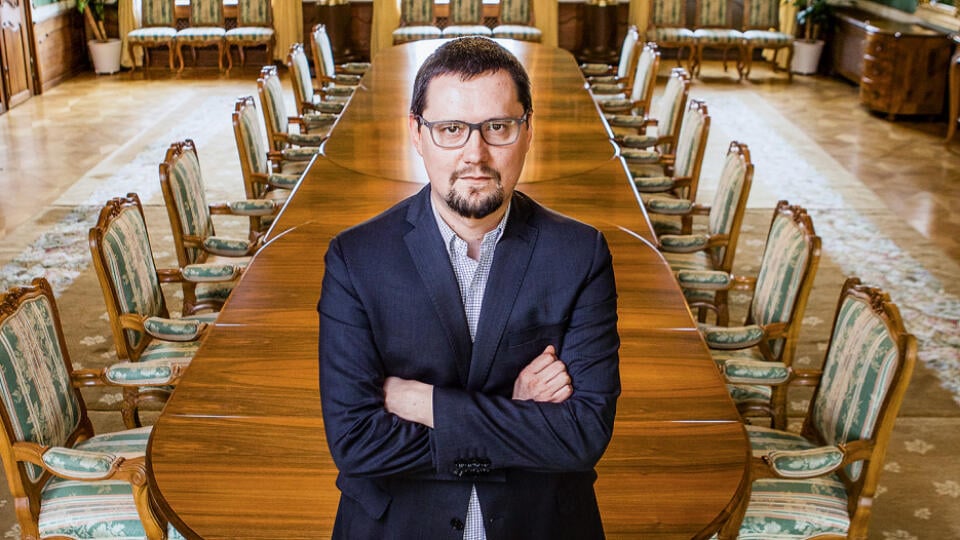 Rado Baťo v knihe poukazuje na problémy slabého štátu a absenciu reforiem .
