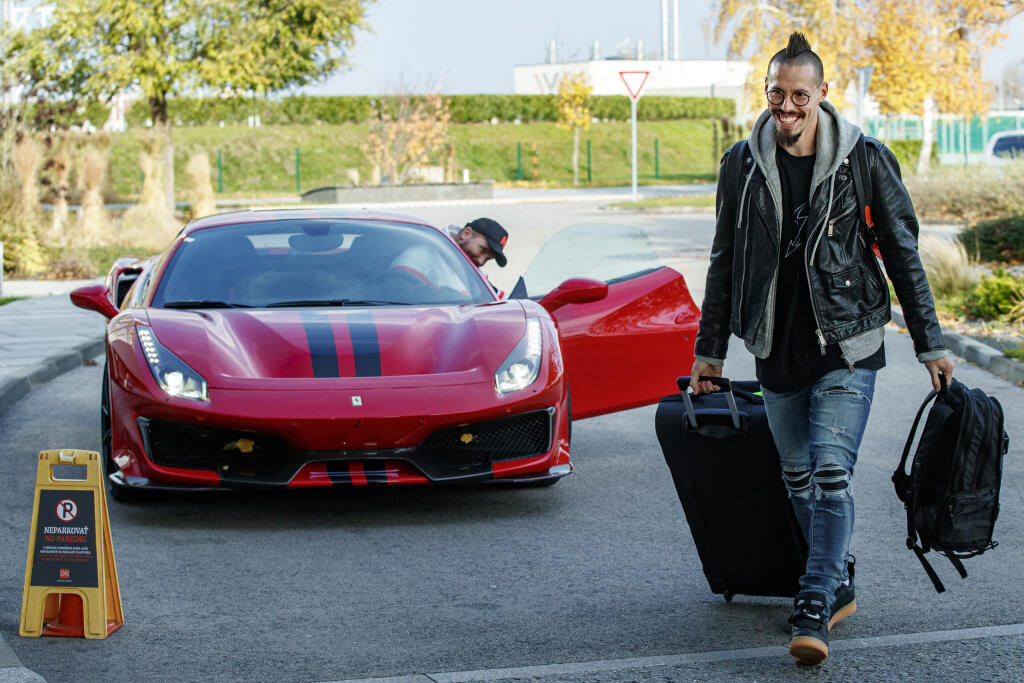 Krásne červené Ferrari parkuje v garáži Hamšíkovej vily.