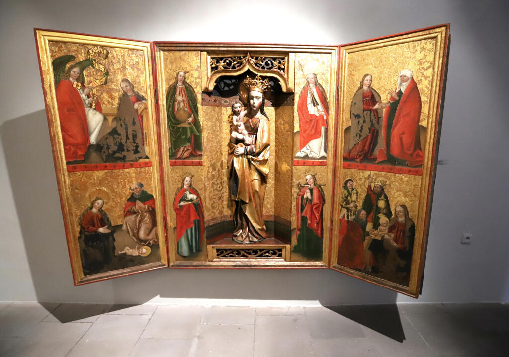 Slovenská národná galéria (SNG) na Zvolenskom hrade otvorila novú expozíciu gotického umenia. Expozícia predstavuje kolekciu stredovekého sochárstva a maliarstva na Slovensku jedinečnú počtom vystavených diel, ako aj koncentráciou na obdobie 14. až 16. storočia. Vystavených je viac než 70 sôch a obrazov. Na snímke Mariánsky oltár z Dúbravky na Liptove pochádzajúci z roku 1520 je vystavený na Zvolenskom hrade v utorok 26. júla 2022. FOTO TASR - Ján Krošlák
