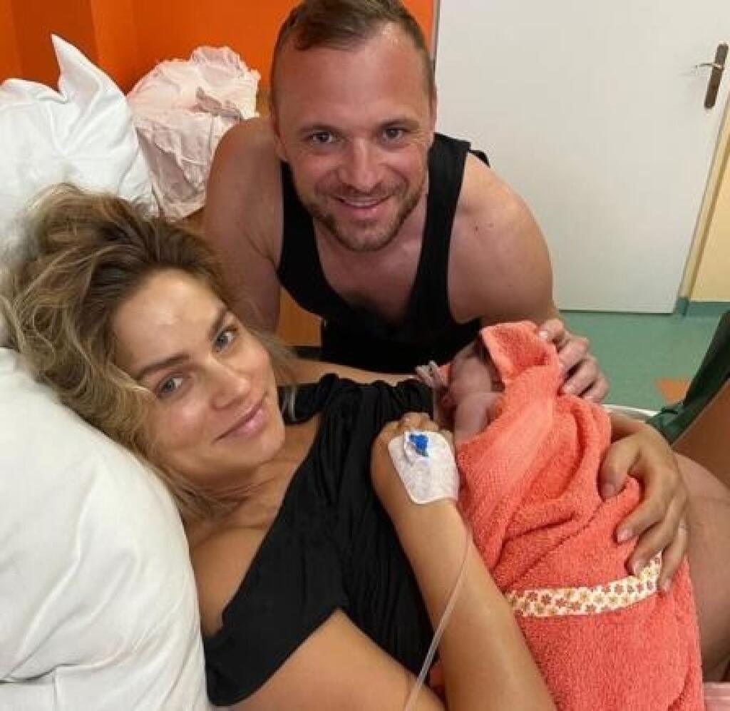 Ivana Gáborík s manželom Mariánom a ich spoločnou dcérkou Bellou krátko po pôrode.