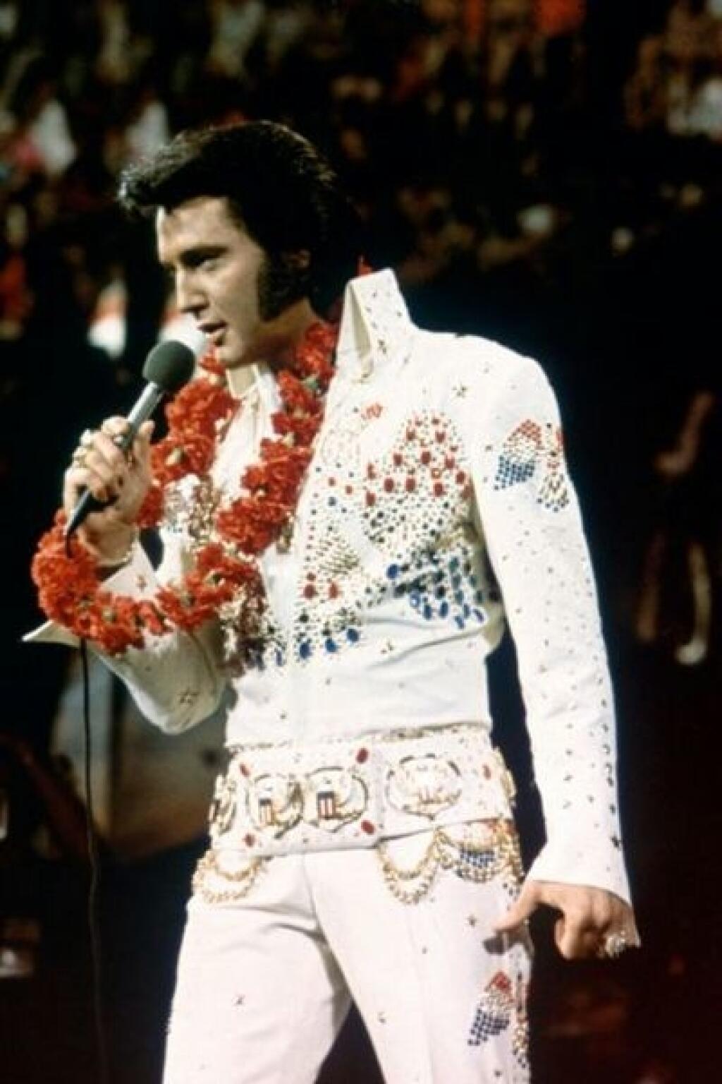 Элвис пресли клипы. Элвис Пресли. Элвис Пресли на сцене. Элвис Пресли на Гавайях. Elvis Presley 1973.