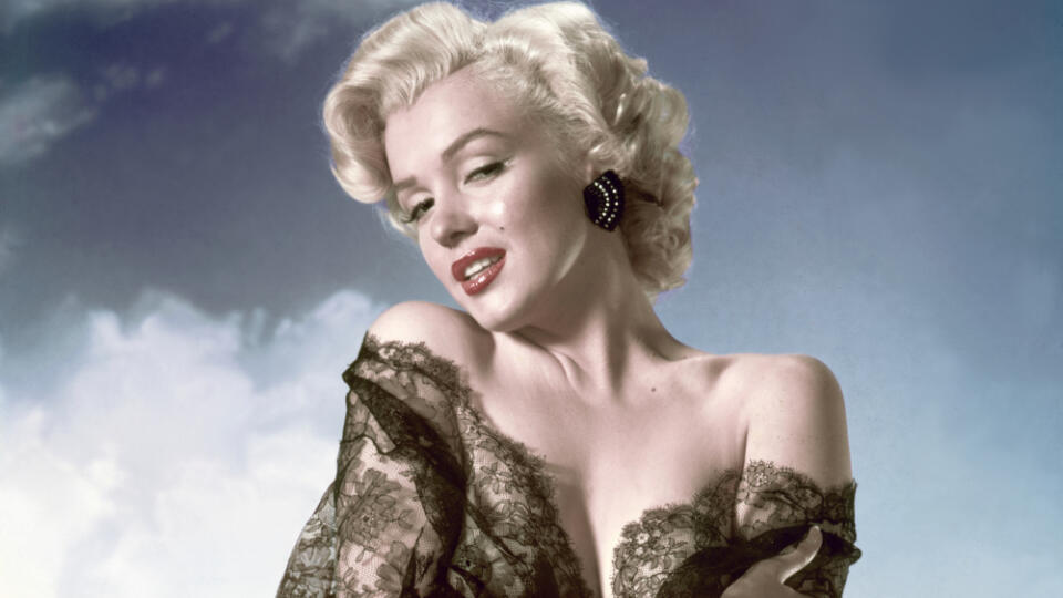 Marilyn sa musela zbaviť koktania, nehovoriac o tom, že pred kamerou mala obrovskú trému a často počas nakrúcania zabúdala svoje texty. Hoci ju kamera milovala, ona ju neznášala. Aj okázalé šaty nosila len pre parádu, doma najradšej pobehovala nahá, v bikinách alebo len v župane. Hoci navonok pôsobila naivne a plytko, nadovšetko ju priťahovali intelektuáli a vlastnila obrovské množstvo kníh.