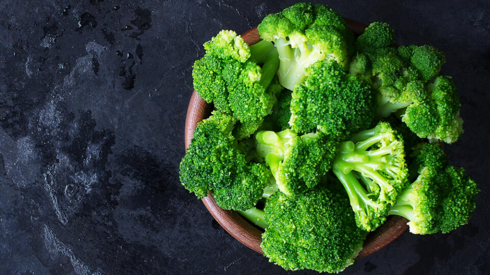 Fresh,Raw,Broccoli,In,A,Wooden,Bowl,On,A,Dark