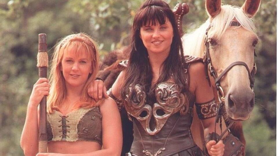 Lucy Lawless a Renée O´Connor v seriáli Xena: Princezná bojovníčka.