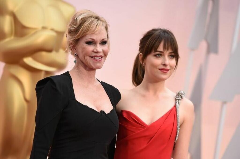 Hviezda filmu 50 odtieňov šedej Dakota Johnsson prišla v sprievode svojej mamy Melanie Griffith, ktorej civela do výstrihu.