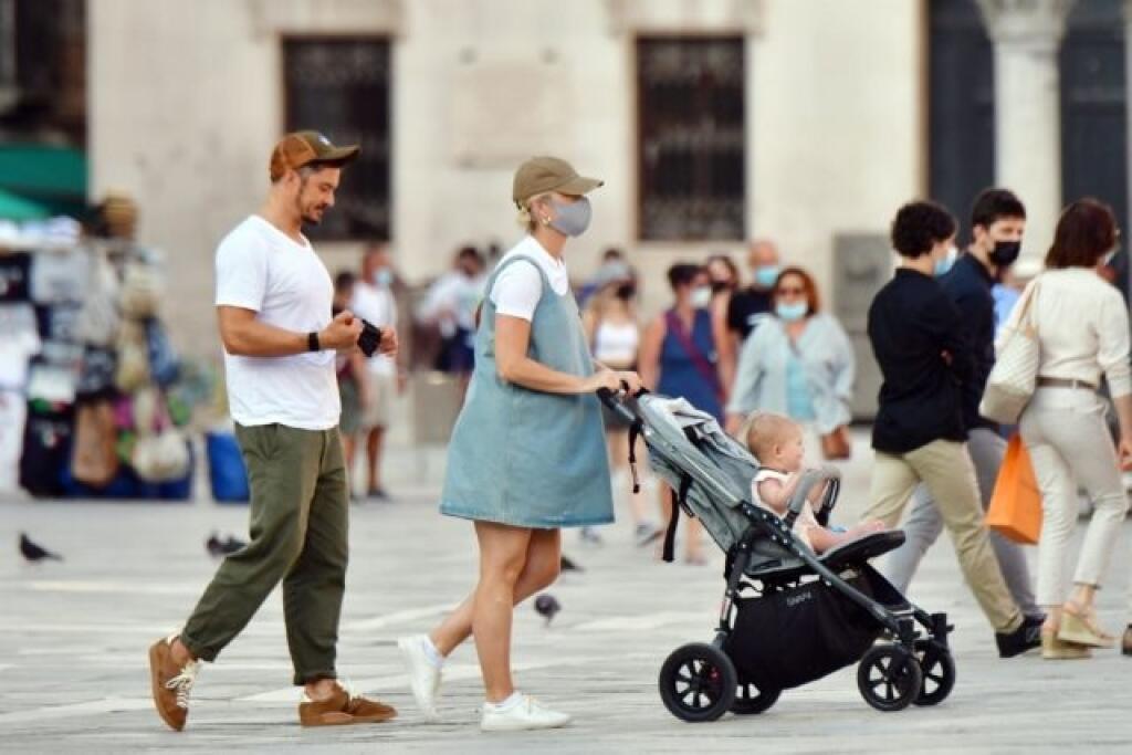Zaľúbenci a rodičia 9-mesačnej Daisy Katy Perry (36) a Orlando Bloom (44) sa vybrali do historických Benátok a aj keď im fotografi a fanúšikovia nechceli dať pokoj, neustále si prejavovali nežnosti a užívali každý moment.