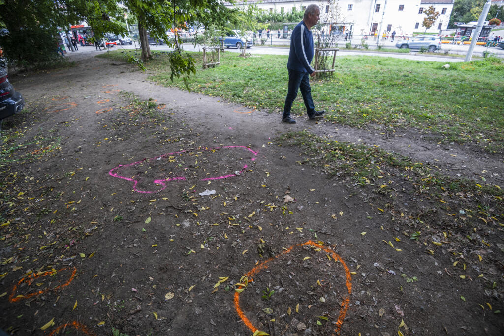 Na snímke vyznačené stopy po tragickej nehode osobného vozidla, ktoré vrazilo v nedeľu neskoro večer do ľudí na zastávke MHD Zochova v smere do Petržalky v centre Bratislavy v pondelok 3. októbra 2022. Nehoda si vyžiadala piatich mŕtvych a päť zranených.