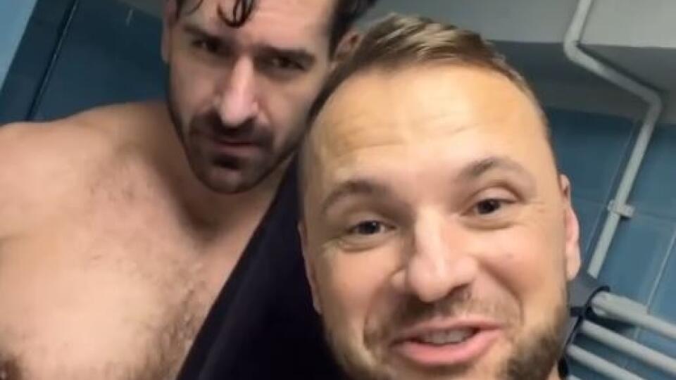 Gáborík na instagrame uverejnil zábery zo sprchy, kde sa s Valábikom predviedli nahí. Najmä Boris ukázal viac než dosť.