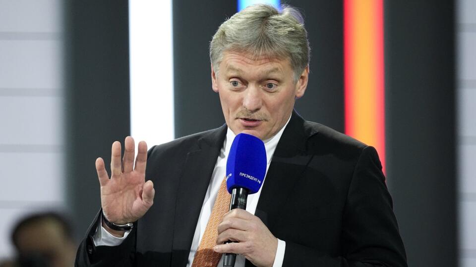 WA 1 archív Moskva - Na archívnej snímke z 23. decembra 2021 Dmitrij Peskov, hovorca ruského prezidenta Vladimira Putina, odpovedá na otázkly novinárov počas tradičnej koncoročnej tlačovej konferencie v Moskve. Moskva nemá nič spoločné so zverejnením údajných odpovedí USA a NATO na ruské návrhy bezpečnostných záruk, ktoré sa v stredu objavili na stránkach španielskeho denník El País. Vyhlásil Peskov v stredu 2. februára 2022 v Moskve. FOTO TASR/AP
FILE Kremlin spokesman Dmitry Peskov speaks