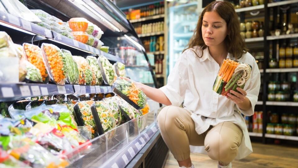 Väčšinu potravín ponúkajú supermarkety v plastových obaloch.