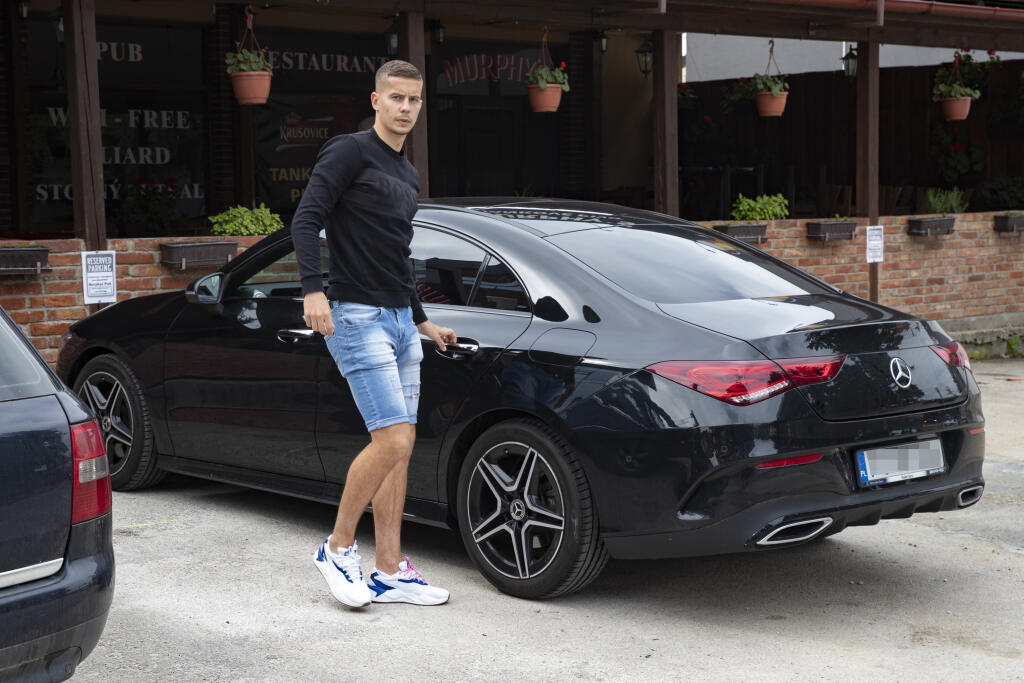 Stopér Ľubomír Šatka prišiel na posledný zraz na čiernom Mercedese.