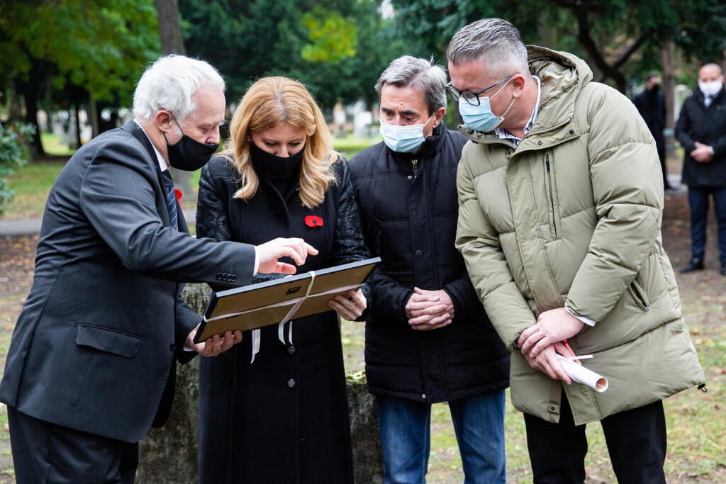Prezidentka Slovenskej republiky Zuzana Čaputová položila veniec a zapálila sviečku na hrobe svojho pradeda na Ondrejskom cintoríne v Bratislave. Sprevádzal ju otec a brat.