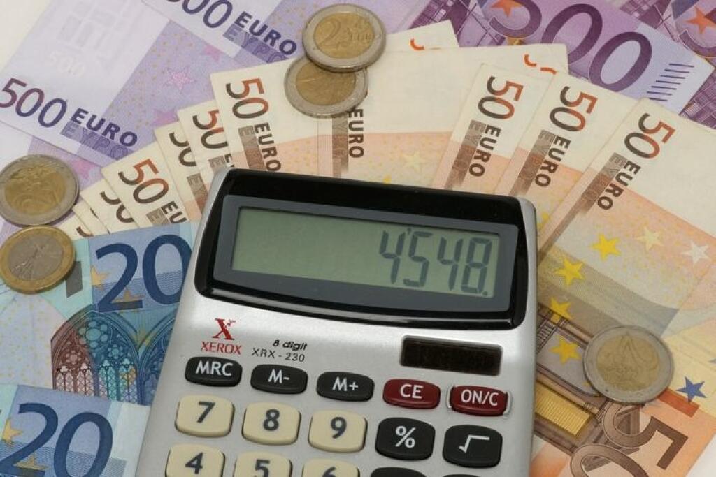 VP 2850969, n
 calculater and money  n
[Each utilisation of our picture material is subject to royal