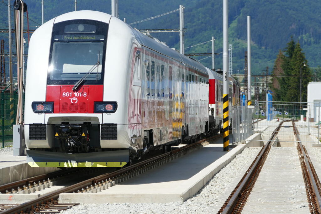 Železničná spoločnosť Slovensko (ZSSK) predstavila dvojčlánkovú dieselmotorovú jednotku 861.1 pre stredné Slovensko v rušňovom depe vo Vrútkach 25. júna 2020. FOTO TASR - Erika Ďurčová 
