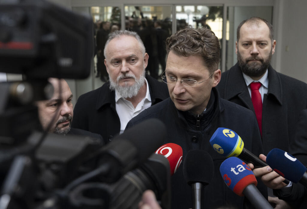 Na snímke uprostred predseda Lekárskeho odborového združenia (LOZ) Peter Visolajský, podpredsedovia LOZ Ján Sýkora (vľavo) a Miroslav Mendel (vpravo) prichádzajú na mimoriadne zasadnutie sektorovej tripartity na tému  