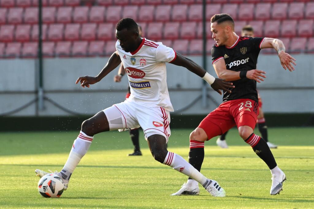 Na snímke vpravo hráč Trnavy Martin Bukata a hráč Sepsi Boubacar Fofana bojujú o loptu počas zápasu 2. predkola Európskej konferenčnej ligy medzi FC Spartak Trnava a Sepsi OSK v Trnave vo štvrtok 22. júla 2021. FOTO TASR - Lukáš Grinaj