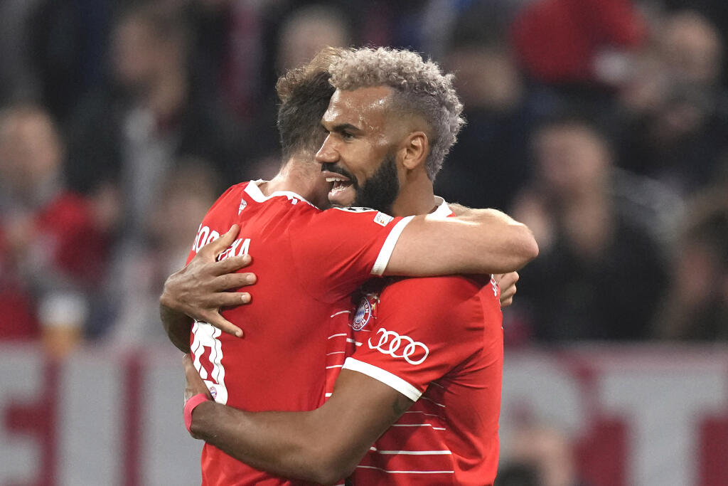 EBE 45 Mníchov - Na snímke vpravo kamerunský útočník Bayernu Eric Maxim Choupo-Moting gól, vľavo jeho spoluhráč Leon Goretzka v zápase C-skupiny 3. kola skupinovej fázy Ligy majstrov vo futbale Bayern Mníchov - Viktoria Plzeň v Mníchove 4. októbra 2022. FOTO TASR/AP
Bayern's Eric Maxim Choupo-Moting, right, celebrates with his teammate Leon Goretzka, after scoring the fifth goal against Plzen during the Champions League group C soccer match between Bayern Munich and Viktoria Plzen in Munich,