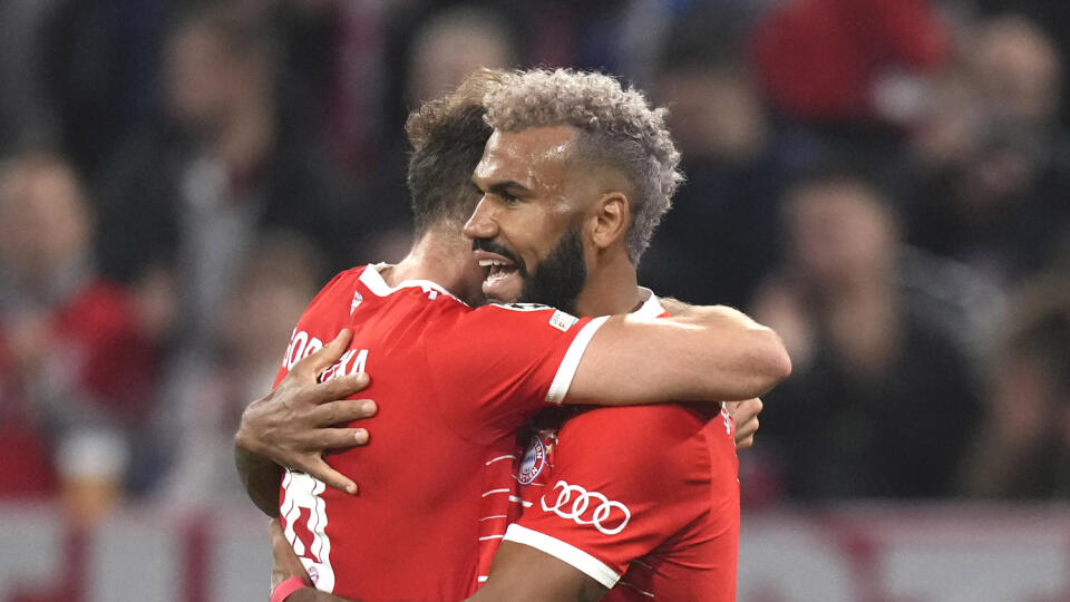 EBE 45 Mníchov - Na snímke vpravo kamerunský útočník Bayernu Eric Maxim Choupo-Moting gól, vľavo jeho spoluhráč Leon Goretzka v zápase C-skupiny 3. kola skupinovej fázy Ligy majstrov vo futbale Bayern Mníchov - Viktoria Plzeň v Mníchove 4. októbra 2022. FOTO TASR/AP
Bayern's Eric Maxim Choupo-Moting, right, celebrates with his teammate Leon Goretzka, after scoring the fifth goal against Plzen during the Champions League group C soccer match between Bayern Munich and Viktoria Plzen in Munich,