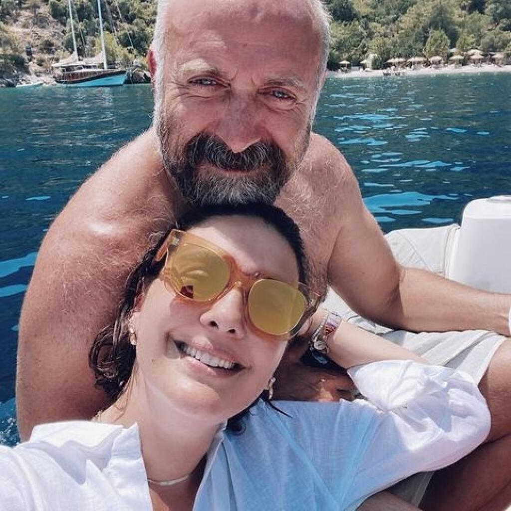 Zatiaľ čo krásna herečka nestarne z jej manžela je už šedivý dedko.