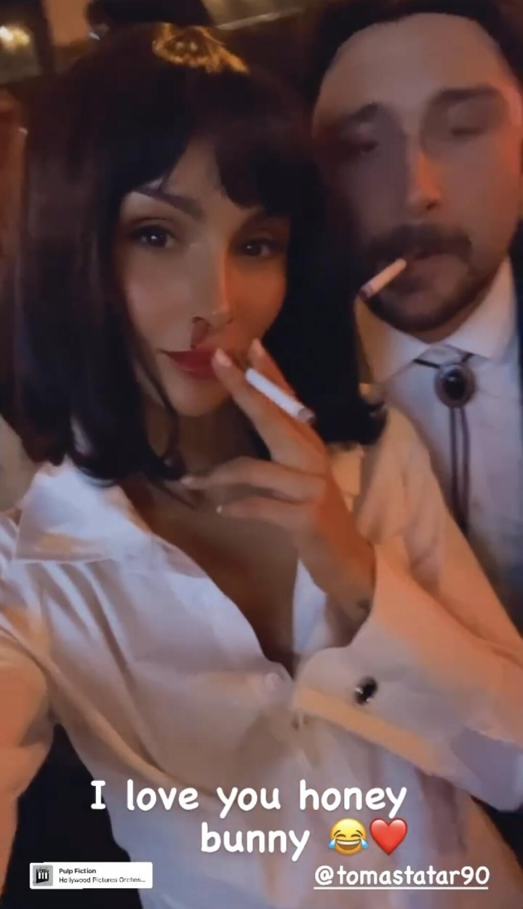 Tomáš Tatar v spoločnosti svojej sexi priateľky na halloweenskej párty. Jeho Veronika sa predviedla ako Angelina Jolie a ukázala aj hlboký výstrih.