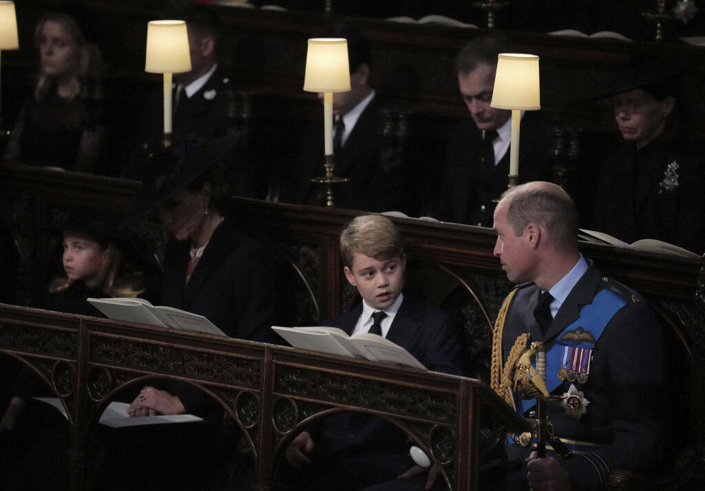 Na snímke zľava britská princezná Charlotte, Kate, britská princezná z Walesu, britský princ George a britský princ William počas obradu rozžehnania sa s telom britskej kráľovnej Alžbety II. v Kaplnke svätého Juraja na hrade Windsor v pondelok 19. septembra 2022. Obrad rozžehnania sa s telom kráľovnej Alžbety II. sa uskutočnil vo windsorskej Kaplnke sv. Juraja. Tam panovníčku v rámci súkromného obradu aj pochovali po boku jej manžela princa Philipa, ktorý zomrel vlani v apríli