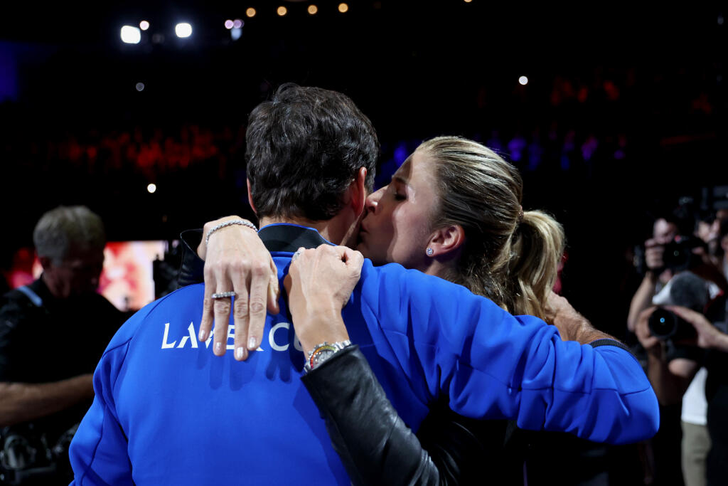 Mirka Federer nakoniec vybehla na kurt za Rogerom, kde ho dlhé minúty objímala, bozkávala a on jej plakal na ramene. Všetko pred celým svetom a v priamom prenose.