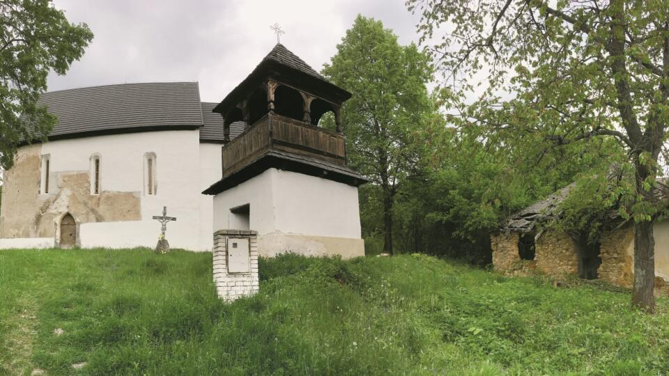 Gotická cesta: Kostol Najsvätejšej Trojice s freskami zo 14. storočia a ruina fary.