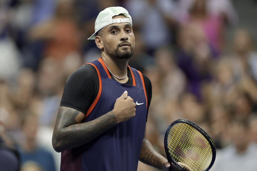 JB 23 New York - Austrálsky tenista Nick Kyrgios oslavuje po jeho výhre nad Rusom Daniilom Medvedevom v osemfinále dvojhry na grandslamovom tenisovom turnaji US Open v New Yorku 4. septembra 2022. FOTO TASR/AP
Nick Kyrgios, of Australia, walks across the court after winning his match against Daniil Medvedev, of Russia, during the fourth round of the U.S. Open tennis championships, Sunday, Sept. 4, 2022, in New York. (AP Photo/Adam Hunger)