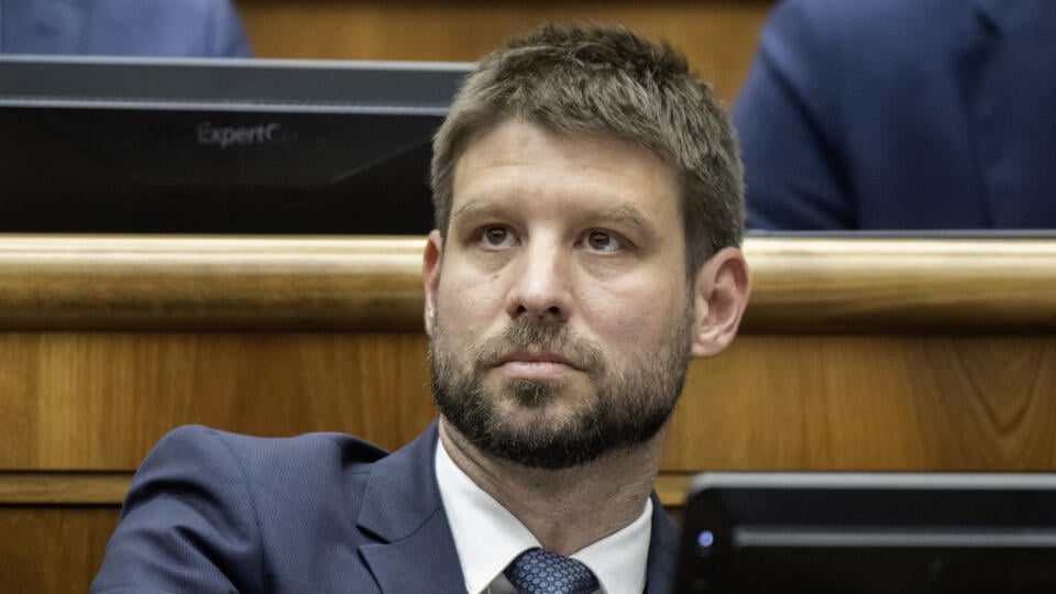 Na snímke opozičný poslanec Národnej rady (NR) SR Michal Šimečka (PS) reaguje v pléne NR SR počas otvorenia mimoriadnej 36. schôdze parlamentu k rozdeľovaniu eurofondov v Pôdohospodárskej platobnej agentúre (PPA) v Bratislave vo štvrtok 5. júna 2025. Mimoriadna schôdza k dianiu v PPA nebude. Poslanci ju vo štvrtok otvorili, následne však neschválili jej program. Jeho jediným bodom bol návrh skupiny opozičných poslancov na prijatie uznesenia NR SR k podozreniam zo zneužitia finančných prostriedko