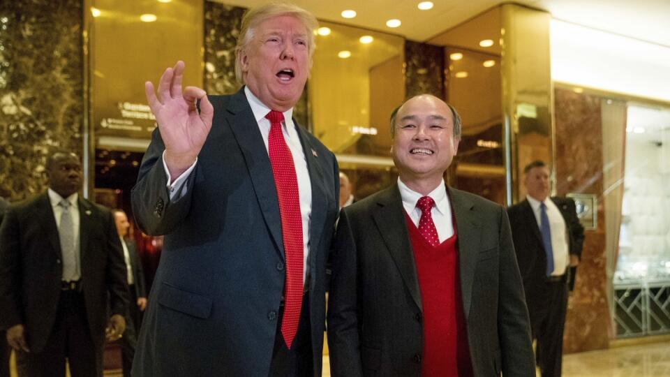 KK23 New York - Novozvolený americký prezident Donald Trump (vľavo) a prezident koncernu Softbank Masajoši Son sa rozprávajú s novinármi 6. decembra 2016 v New Yorku. Designovaný americký prezident Donald Trump hrdo ohlásil veľkú investíciu z Japonska. Telekomunikačný koncern Softbank chce vytvoriť 50.000 nových pracovných miest. FOTO TASR/AP
President-elect Donald Trump, accompanied by SoftBank CEO Masayoshi Son, speaks to members of the media at Trump Tower in New York, Tuesday, Dec. 6, 2016.