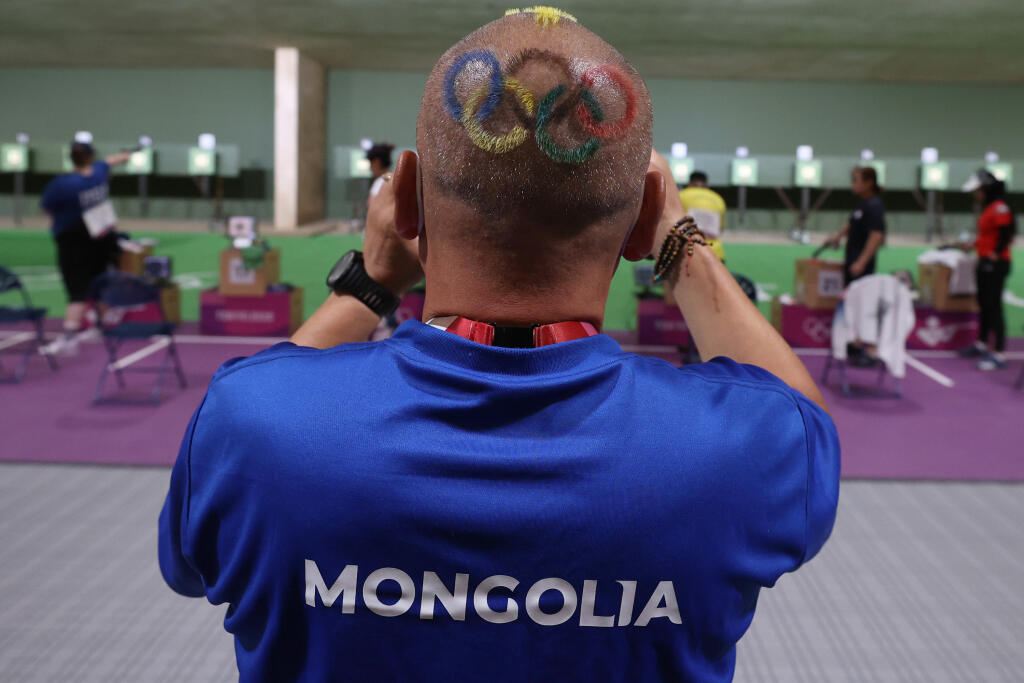 Mongolský tréner Undralbat Lkhagva si dal na hlavu vyholiť a nafarbiť olympijské kruhy.