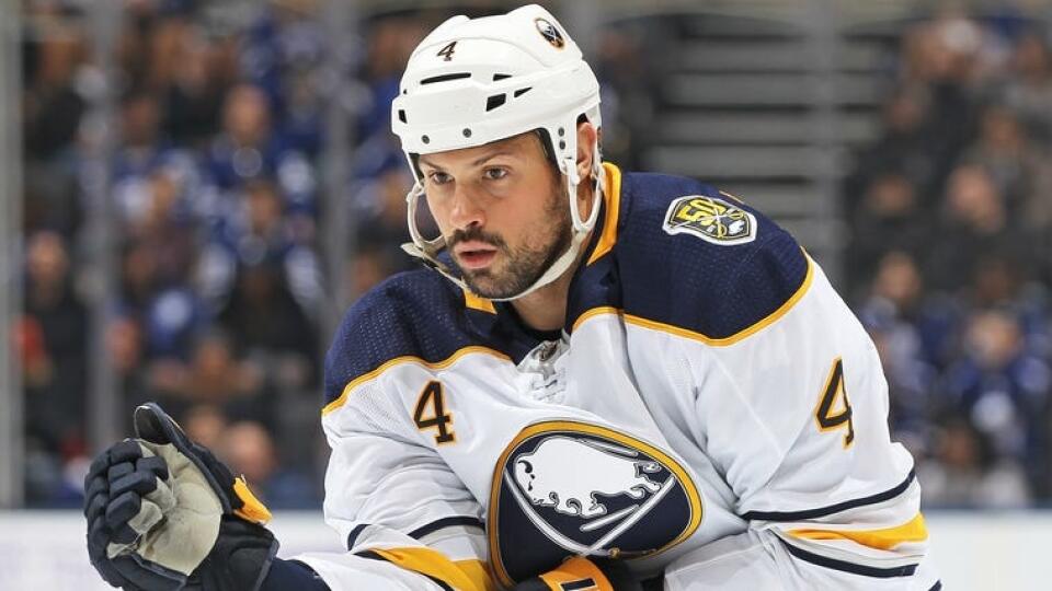 Obranca Buffala Sabres Zach Bogosian odmietol ísť na farmu a vedenie klubu ho potrestalo suspendáciou